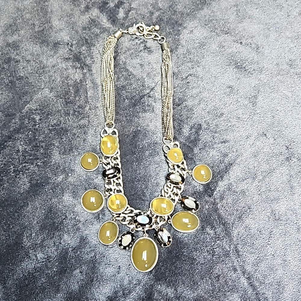 Gorgeous Costume Jewelry vintage Necklace. Quality heavy piece.